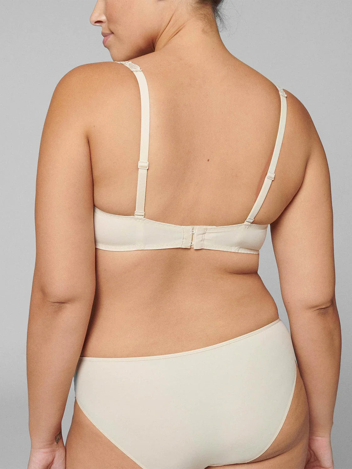Saga Demi Bra